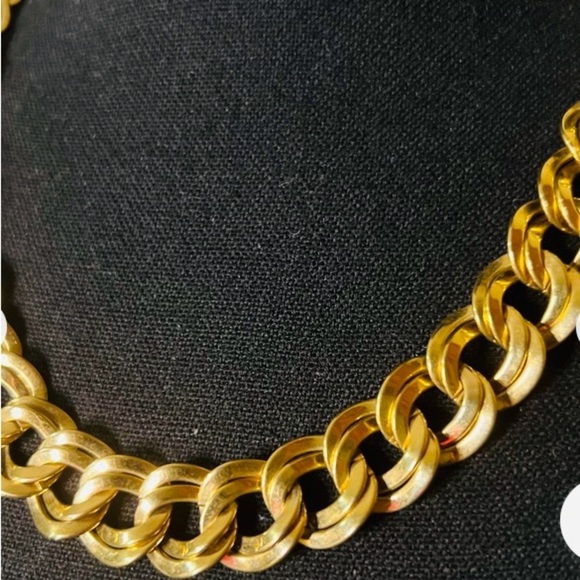 Vintage Monet Gold Tone Necklace - Picture 3 of 6